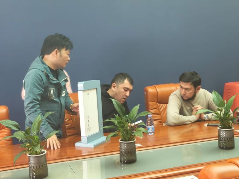 WAFU LOCK discutindo soluções de fechaduras inteligentes com clientes russos durante uma reunião presencial