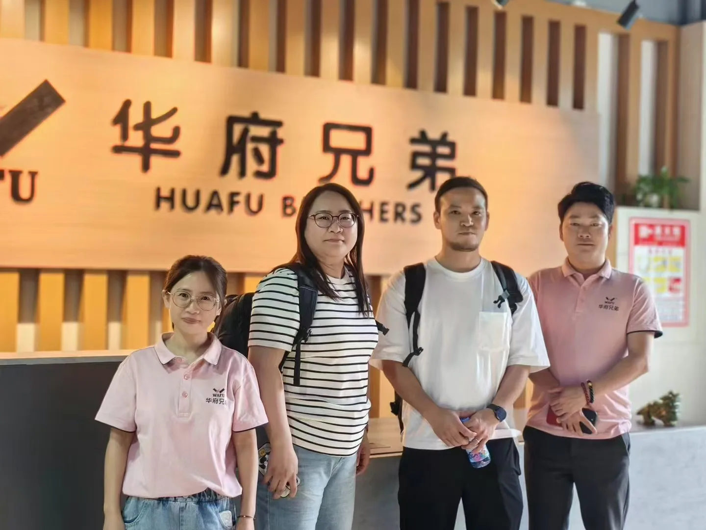 Foto em grupo de clientes japoneses e equipe WAFU na recepção Huafu Brothers